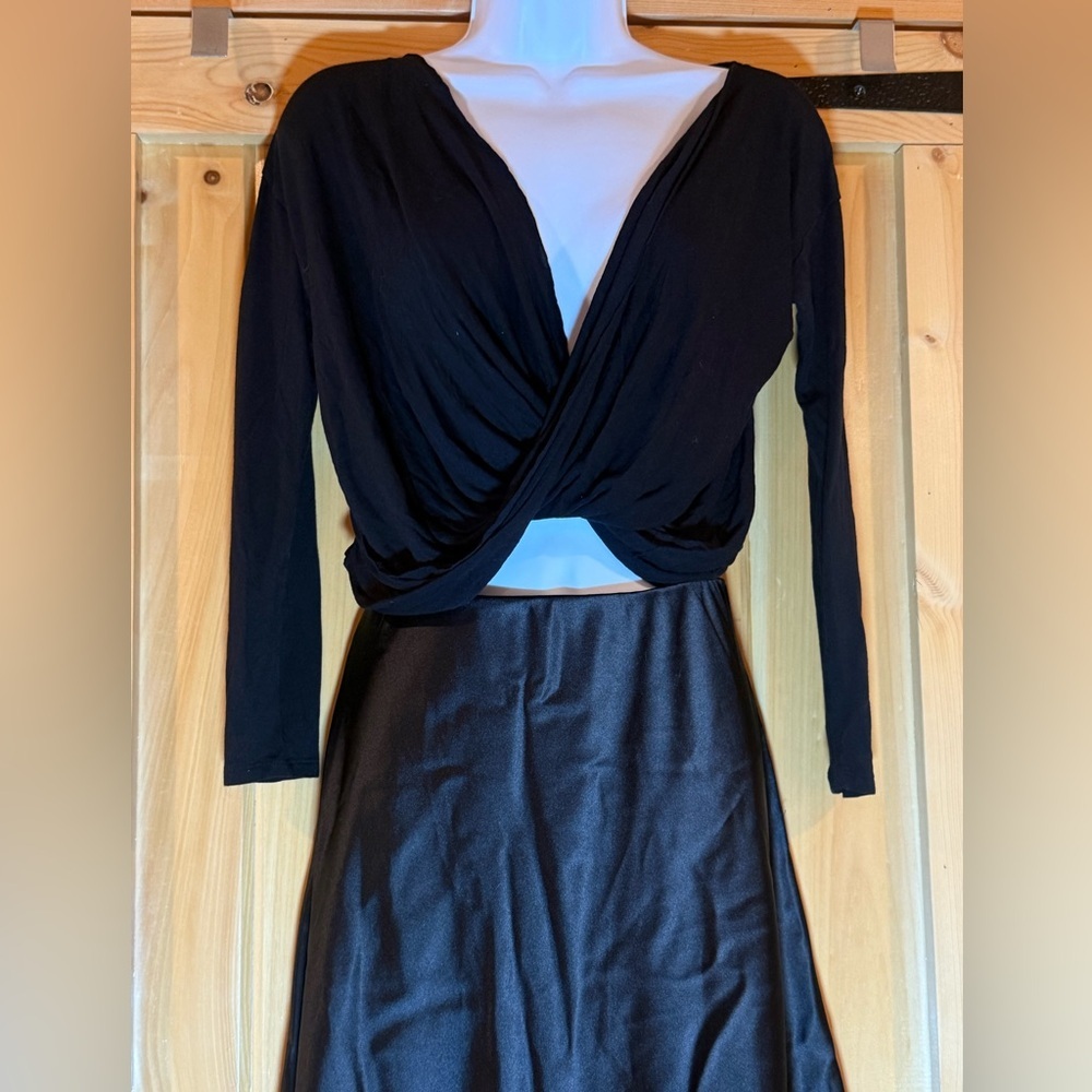 Free People lightweight black cropped top overlapping V back size XS - Picture 3 of 9